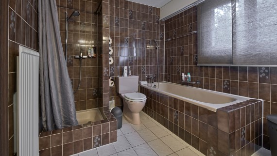 Bathroom with narrow shower corner, bathtub and floor-standing WC Bathroom with narrow shower corner, bathtub and floor-standing WC