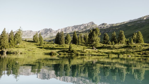 Reflections in the Swiss mountain lake Engstlensee at 1,835 metres above sea level. Photographer: Bruno Augsburger (© Geberit)