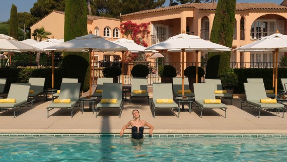 Pool in front of Villa Miraé in Antibes (© Marion Butet Studio)