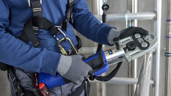 Pressing Geberit Mapress pipes and fittings