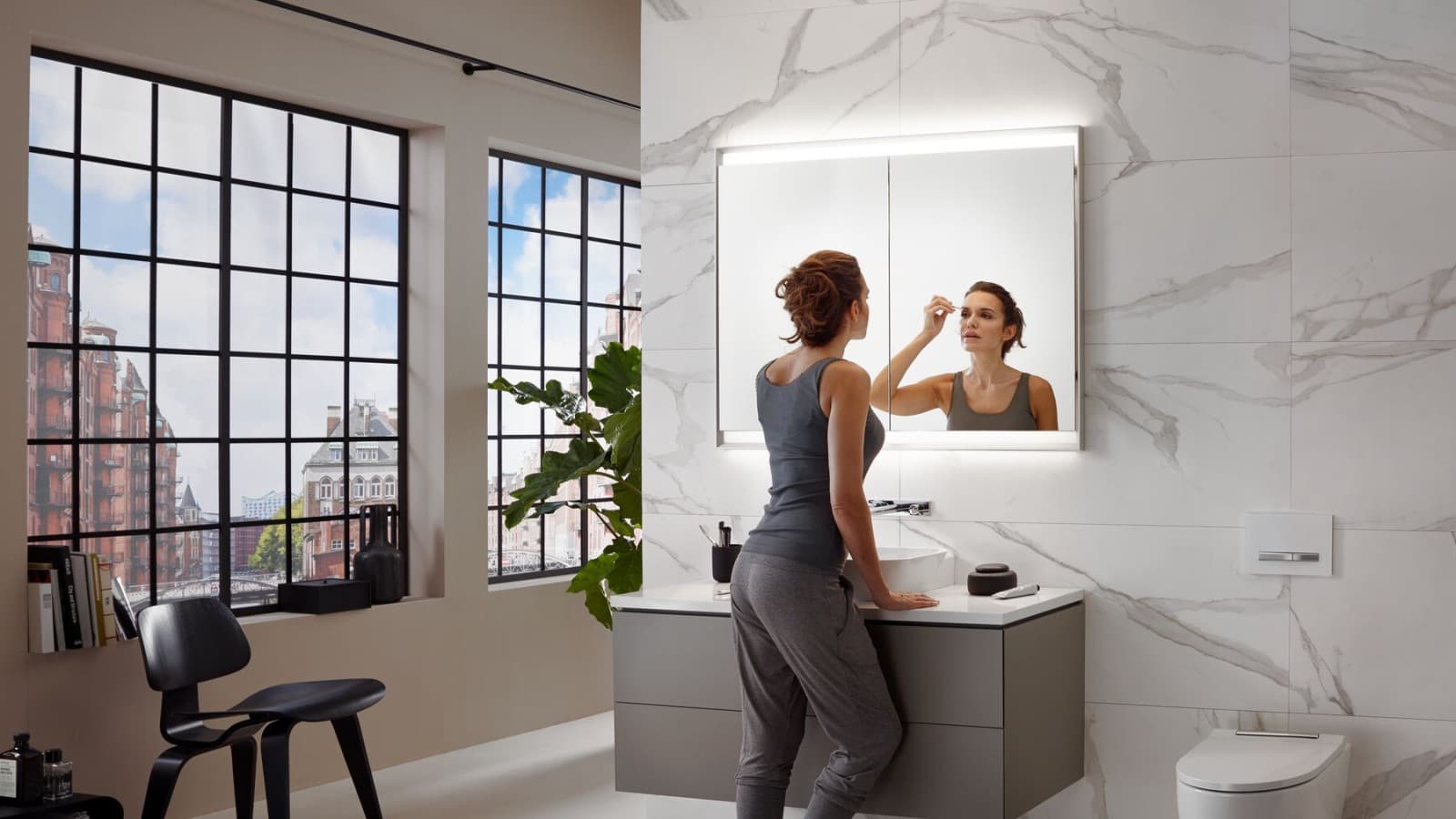 Woman in a bathroom with Geberit ComfortLight Woman in a bathroom with Geberit ComfortLight