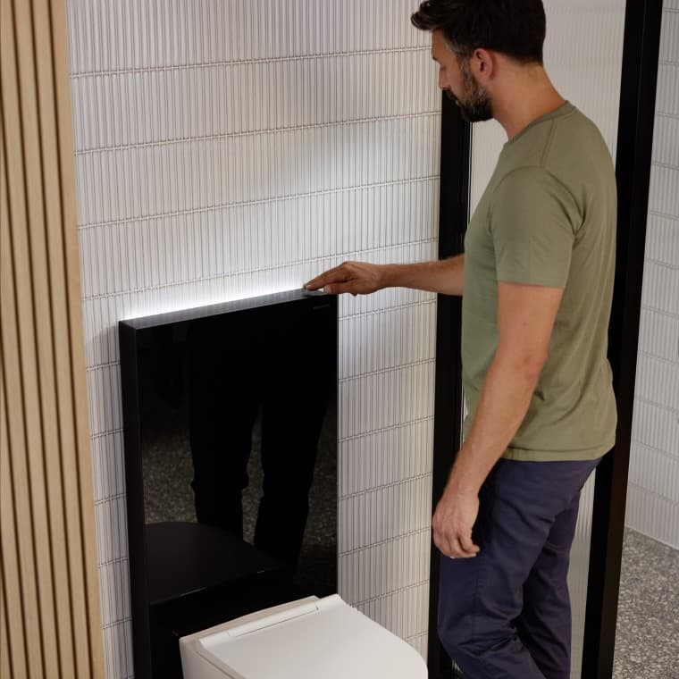 Man next to Geberit Monolith Plus sanitary module Man next to Geberit Monolith Plus sanitary module