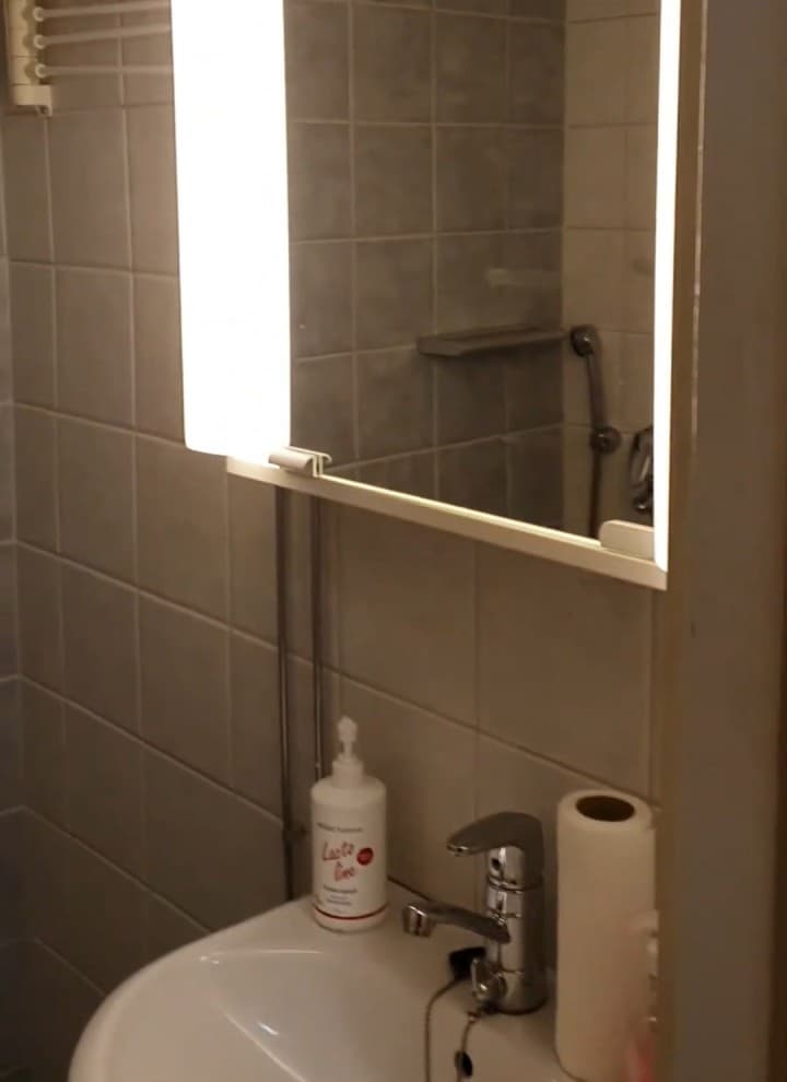 Before picture of the small bathroom with mirror cabinet and washbasin (© Meja Hynynen) Before picture of the small bathroom with mirror cabinet and washbasin (© Meja Hynynen)