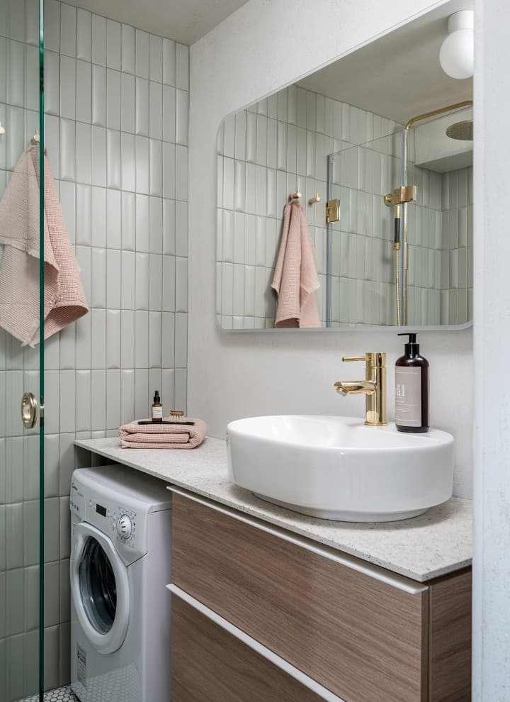 After the tiny bathroom makeover, featuring the oval washbasin from the VariForm bathroom series and oak-wood-look furniture (© Meja Hynynen) After the tiny bathroom makeover, featuring the oval washbasin from the VariForm bathroom series and oak-wood-look furniture (© Meja Hynynen)