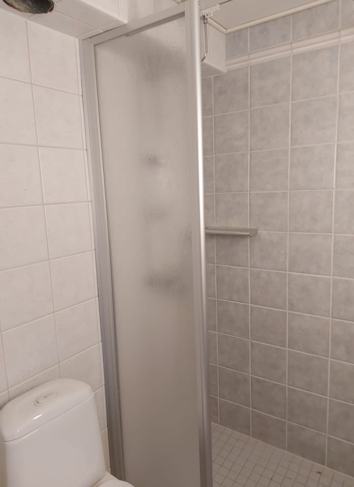 The before picture, with a view of the shower cubicle and floor-standing WC (© Meja Hynynen) The before picture, with a view of the shower cubicle and floor-standing WC (© Meja Hynynen)