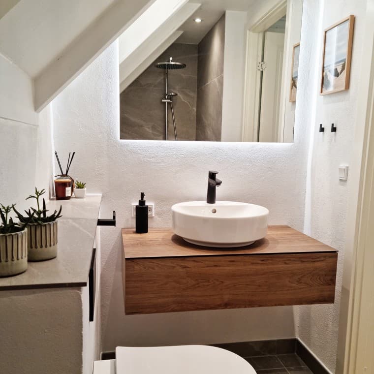 Renovated bathroom with roof pitch, wall-hung Geberit Acanto WC and round washbasin from the Geberit VariForm series (© @triner2 and @strandparken3) Renovated bathroom with roof pitch, wall-hung Geberit Acanto WC and round washbasin from the Geberit VariForm series (© @triner2 and @strandparken3)