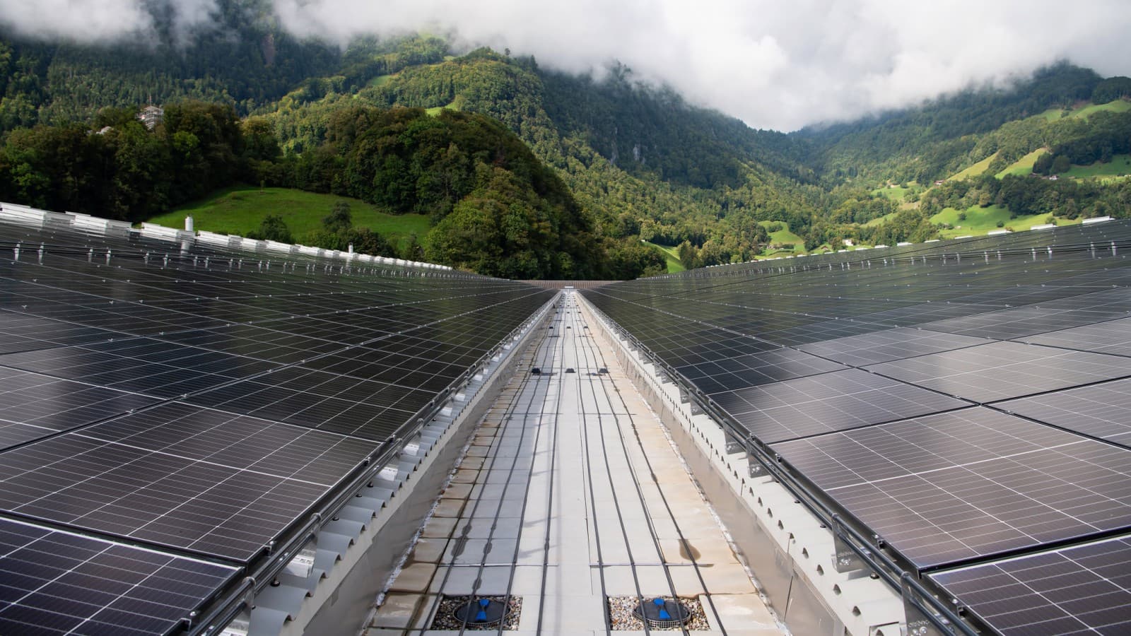 Solar power generation with a large-scale photovoltaic system and roof drainage with Geberit Pluvia Solar power generation with a large-scale photovoltaic system and roof drainage with Geberit Pluvia