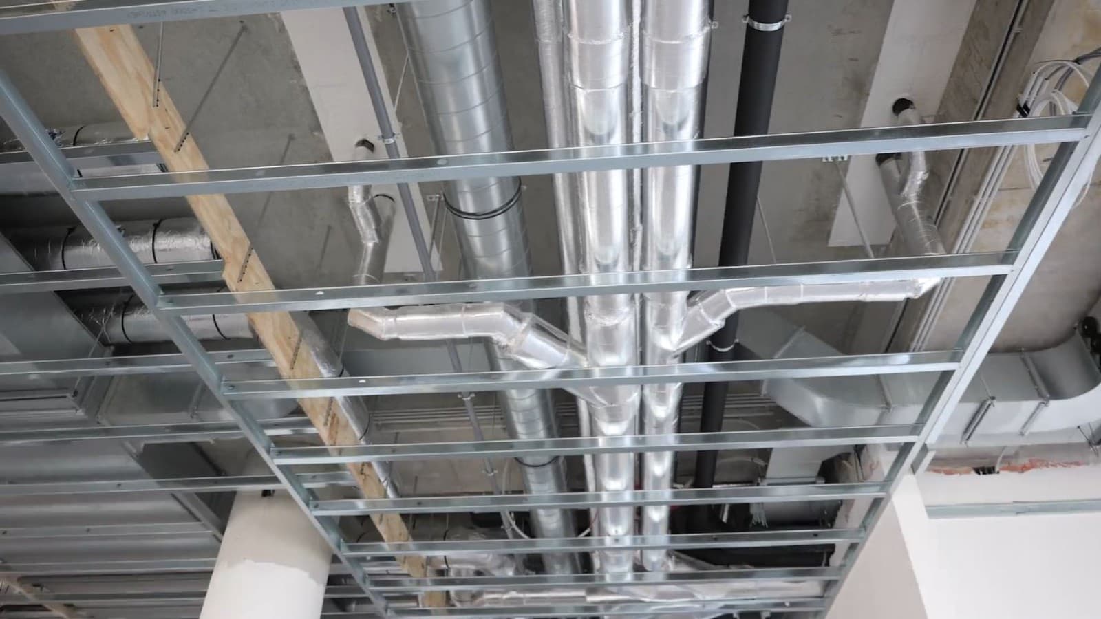 Discharge stacks were installed using SuperTube technology together with the Geberit Silent-Pro drainage system. Additional pipes for roof drainage using Geberit PE Discharge stacks were installed using SuperTube technology together with the Geberit Silent-Pro drainage system. Additional pipes for roof drainage using Geberit PE